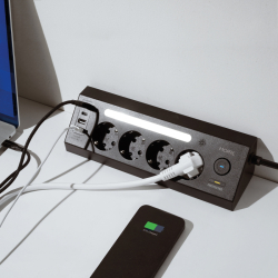 Napájecí lišta s LED světlem a čtyřmi zásuvkami + USB porty 